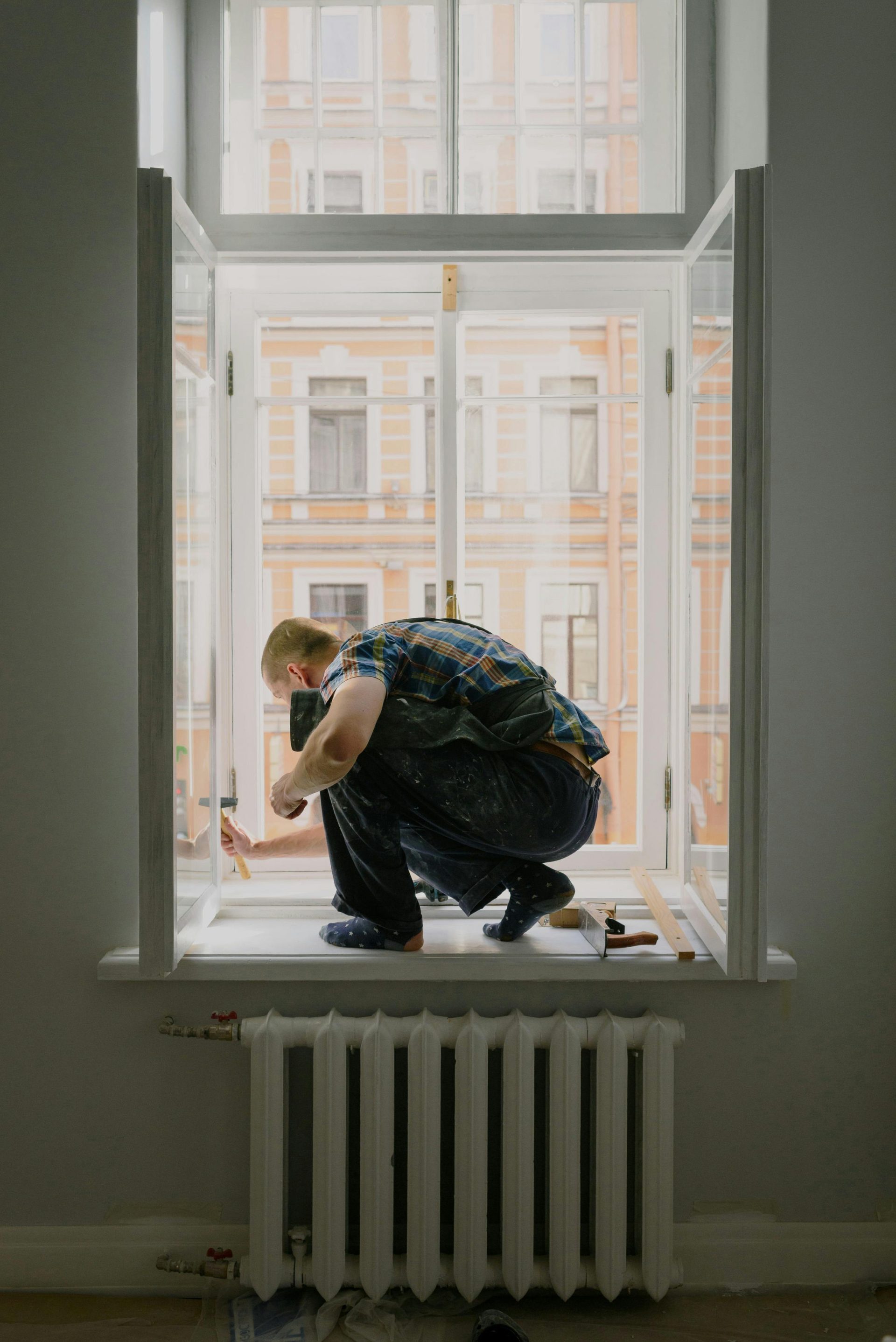 Ein Handwerker, der sich auf Fensterreparaturen spezialisiert hat und dabei Wert auf handwerkliches Können legt.